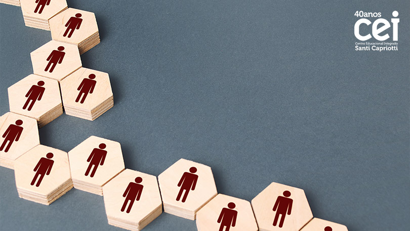 Voluntários organizando materiais para distribuição comunitária