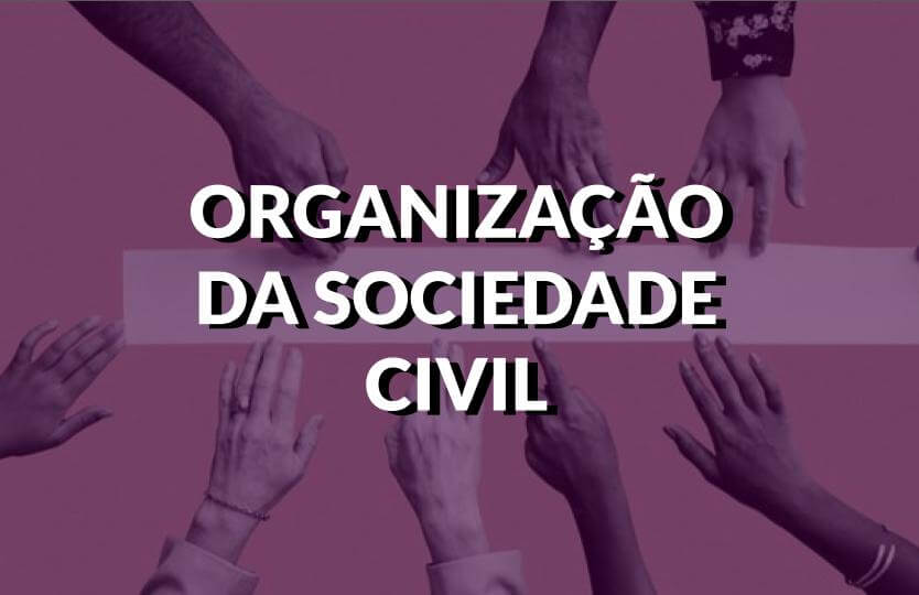 Grupo de voluntários em ação social na comunidade