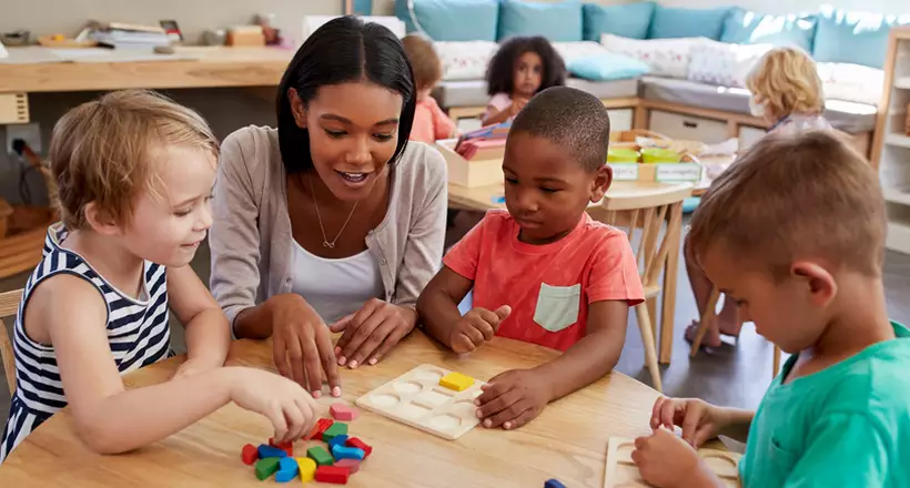 Sala de aula com alunos recebendo reforço escolar