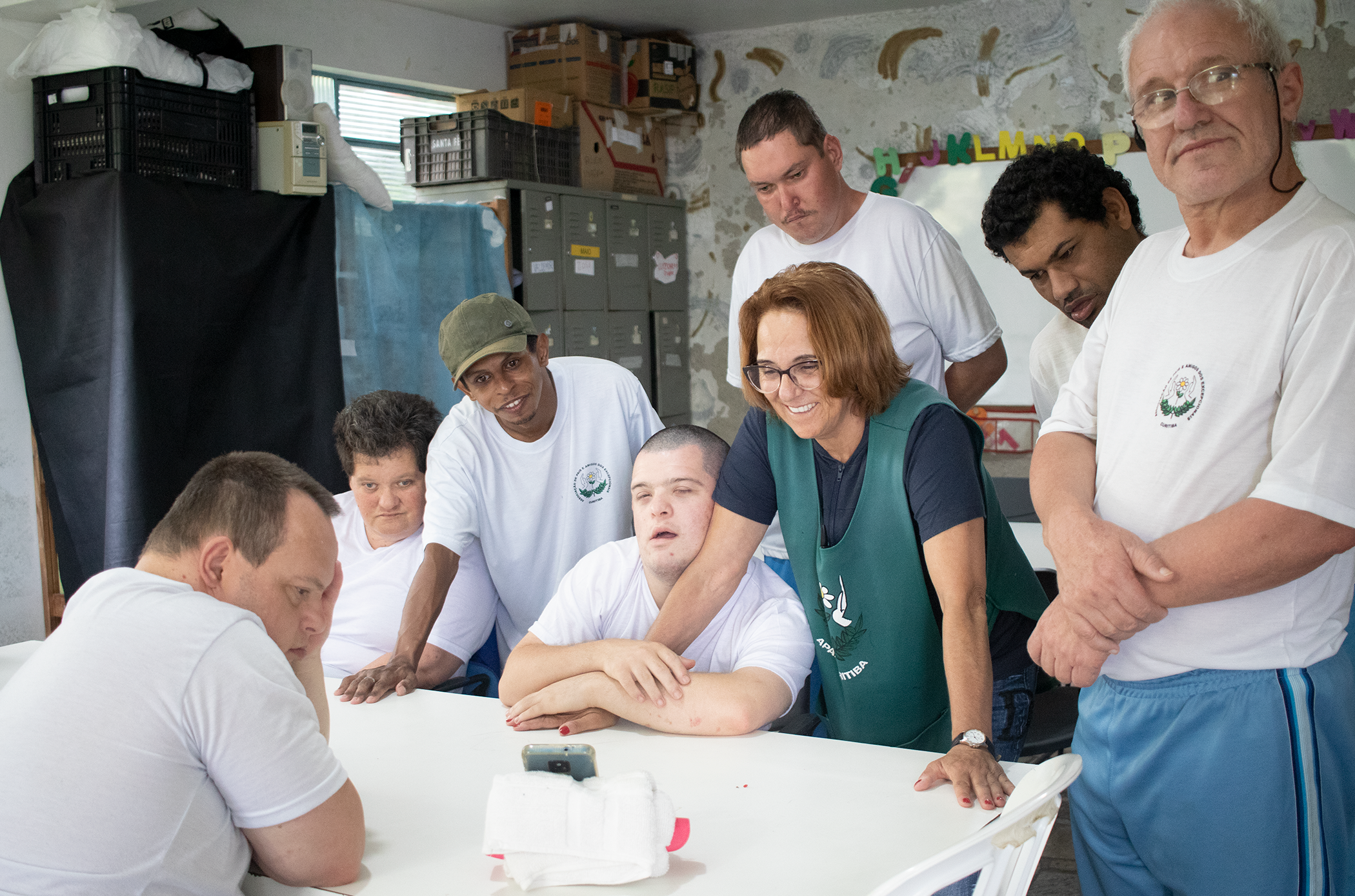 Voluntários distribuindo cestas básicas para famílias carentes