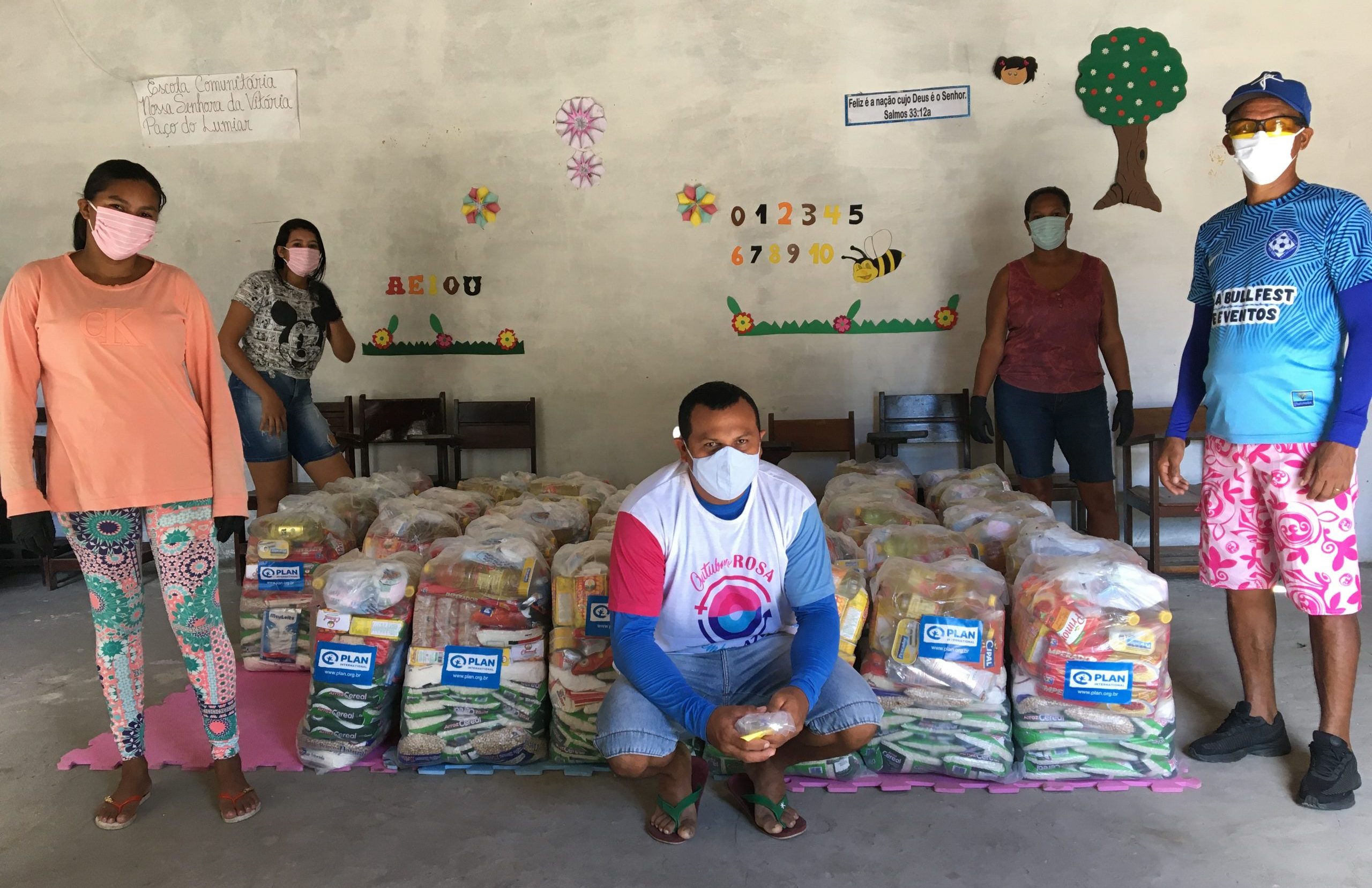 Crianças participando de atividades educacionais no projeto de educação